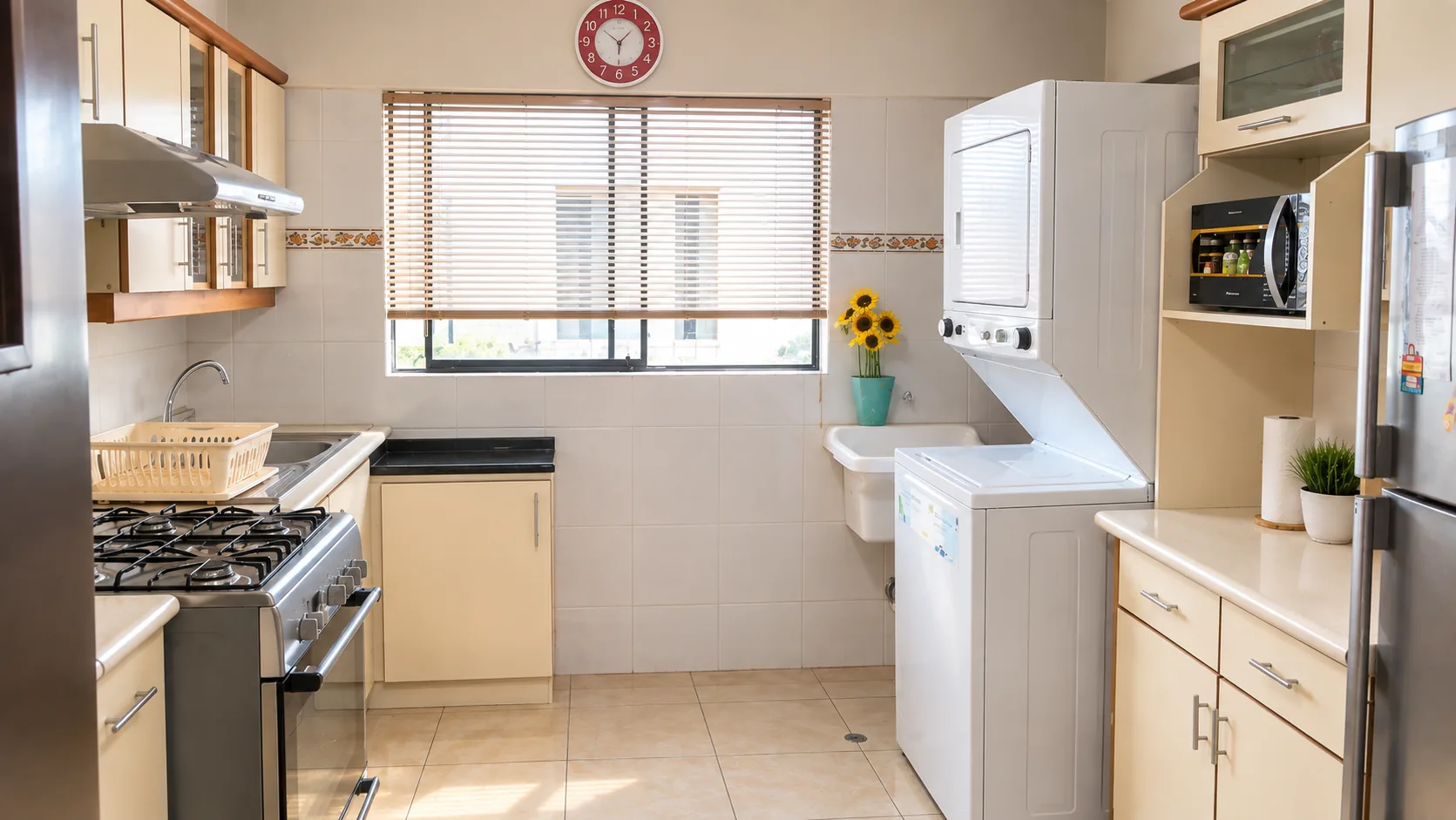 Cocina equipada con electrodomésticos y menaje