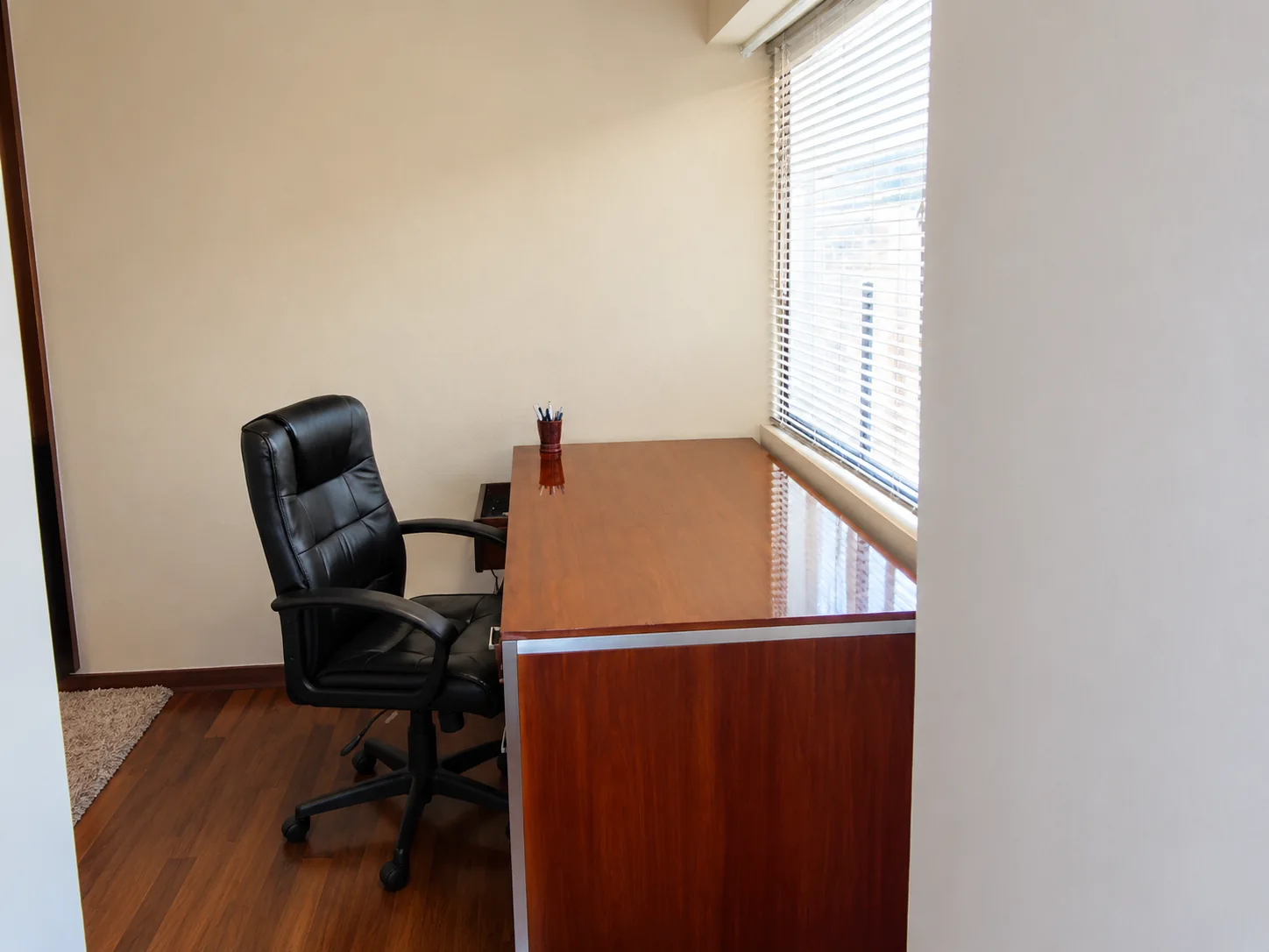 Escritorio de trabajo junto a una ventana
