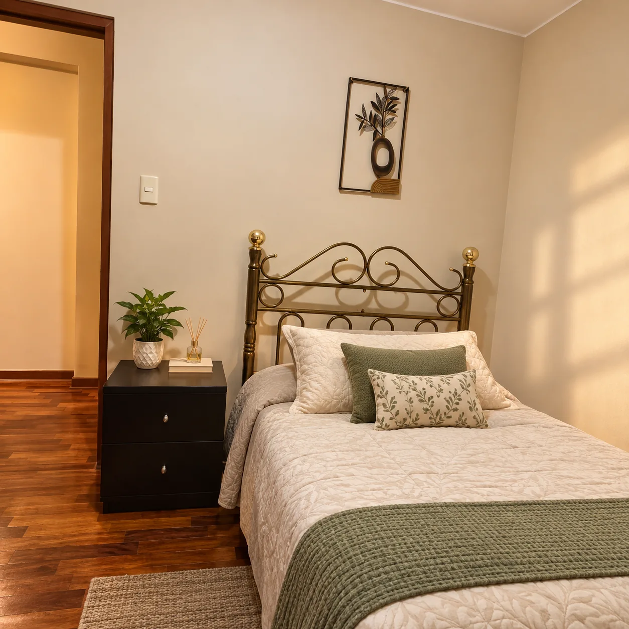 Dormitorio individual preparado para el descanso